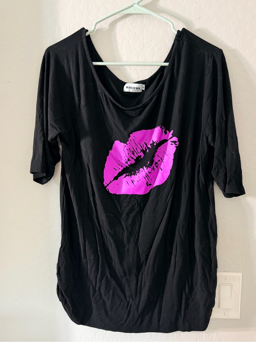 Magic Black Short Sleeve Tee with Hot Pink Lip Print